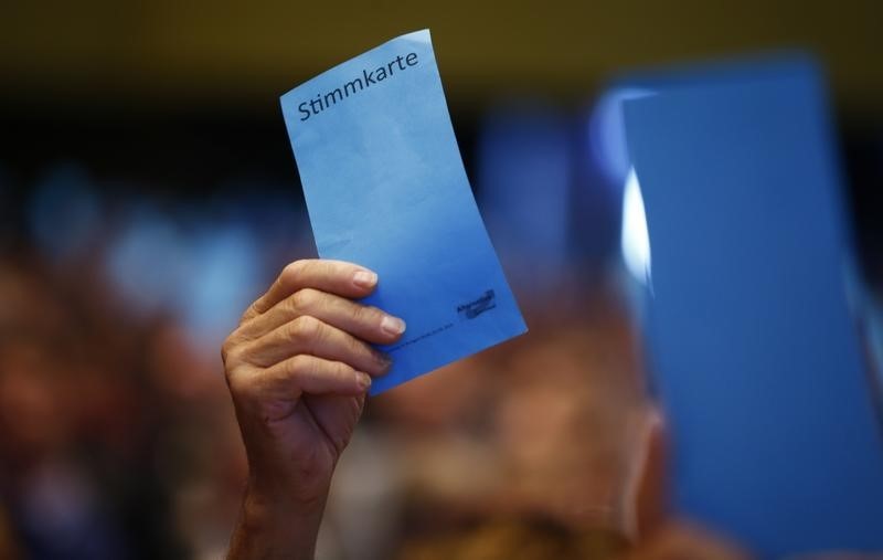 © Reuters. AfD Delegates vote during the second day of the AfD's party congress in Stuttgart