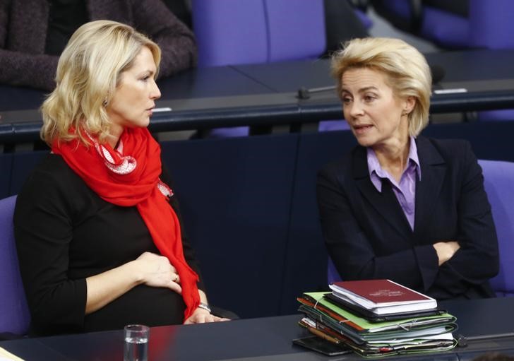 © Reuters. German Family Minister Schwesig speaks with Defence Minister von der Leyen during a session of the Bundestag, the German lower house of parliament, in Berlin