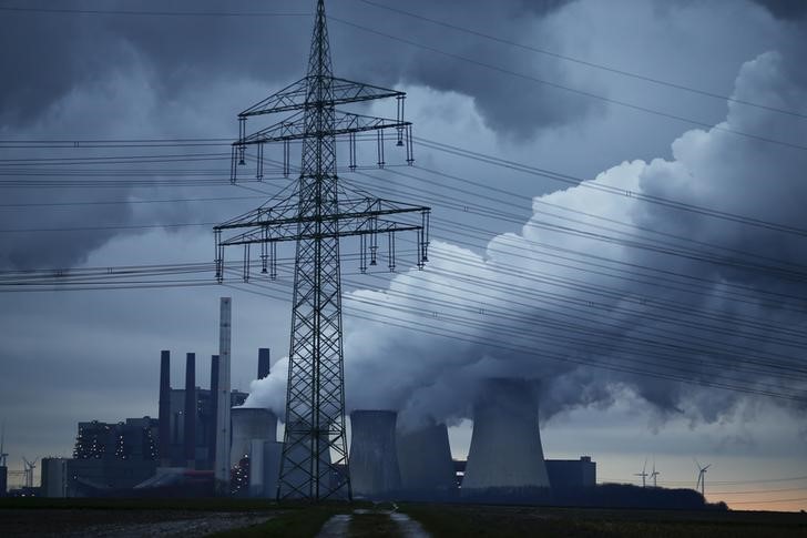 © Reuters. A power pole stands in front of the coal power plant of RWE as steam rises from the cooling towers of one of Europe's biggest electricity and gas companies in Neurath