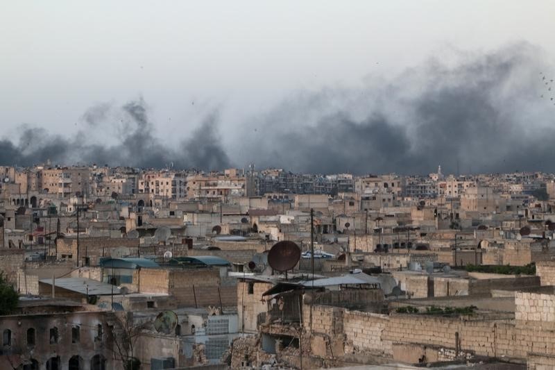 © Reuters. Smoke rises after airstrikes on the rebel-held al-Sakhour neighborhood of Aleppo