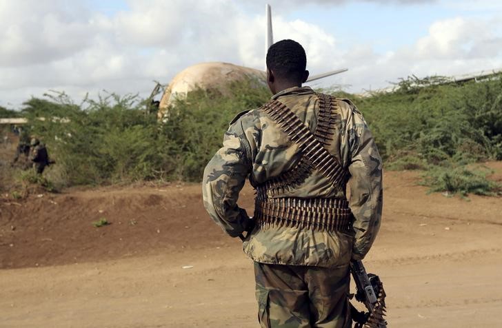 © Reuters. الجيش الصومالي: حركة الشباب المتشددة قتلت 15 جنديا