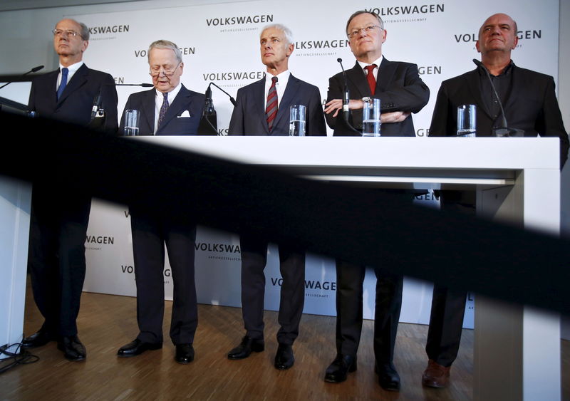 © Reuters. Poetsch, chairman of the VW AG supervisory board, Porsche, a member of the Supervisory Board, VW CEO, Weil, PM of Lower Saxony and member of the VW Supervisory board and Osterloh, head of VW's works council, attend a news conference in Wolfsburg