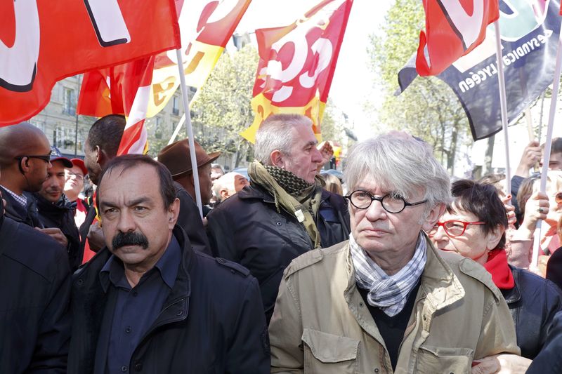 © Reuters. UN DÉFILÉ DU 1ER-MAI CONTRE LA LOI EL KHOMRI