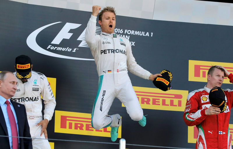 © Reuters. Rosberg logra su séptima victoria consecutiva en la F1
