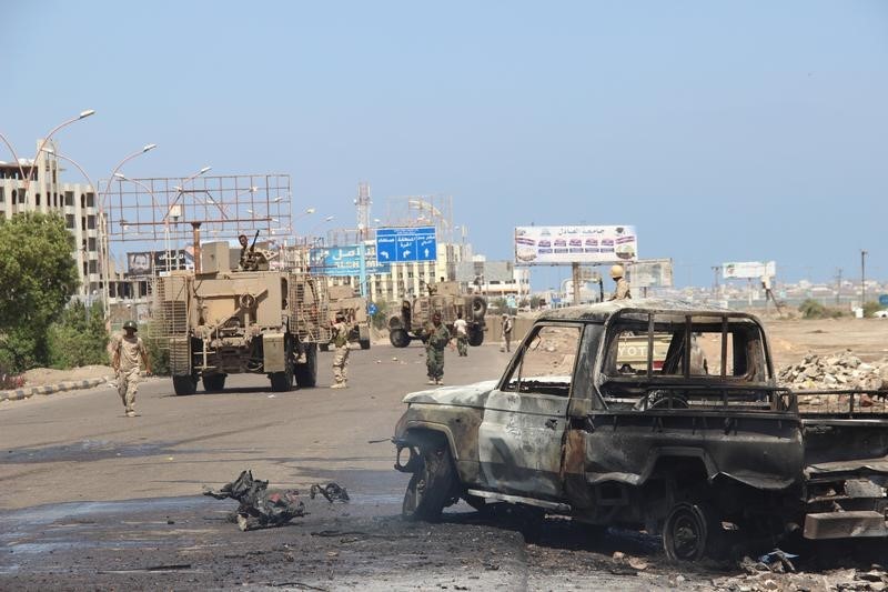 © Reuters. مقتل أربعة جنود في انفجار استهدف قائد الأمن في عدن
