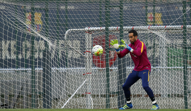 © Reuters. Bravo será duda en el Barça en las dos últimas jornadas de Liga
