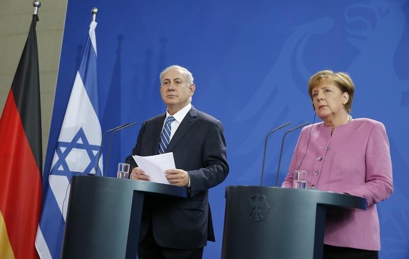 © Reuters. Israeli PM Netanyahu and German Chancellor Merkel address a news conference at the Chancellery in Berlin 