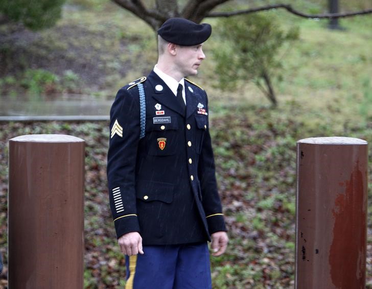 © Reuters. U.S. Army Sergeant Bergdahl leaves the courthouse after an arraignment hearing for his court-martial in Fort Bragg