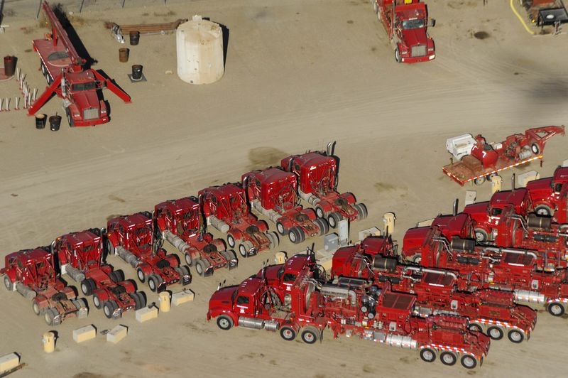 © Reuters. Idle trucks and oil production equipment is seen in a Halliburton yard in Williston