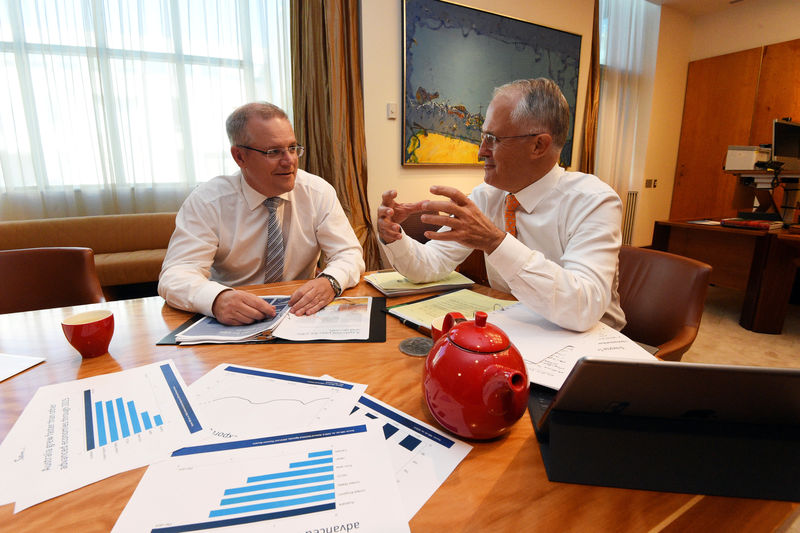 © Reuters. Australian Prime Minister Turnbull talks with Australian Treasurer Morrison during a photo opportunity with the 2016 Budget Papers at Parliament House in Canberra, Australia