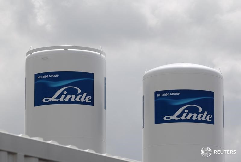 © Reuters. The logos of German industrial gases maker Linde are pictured at a factory in Vienna