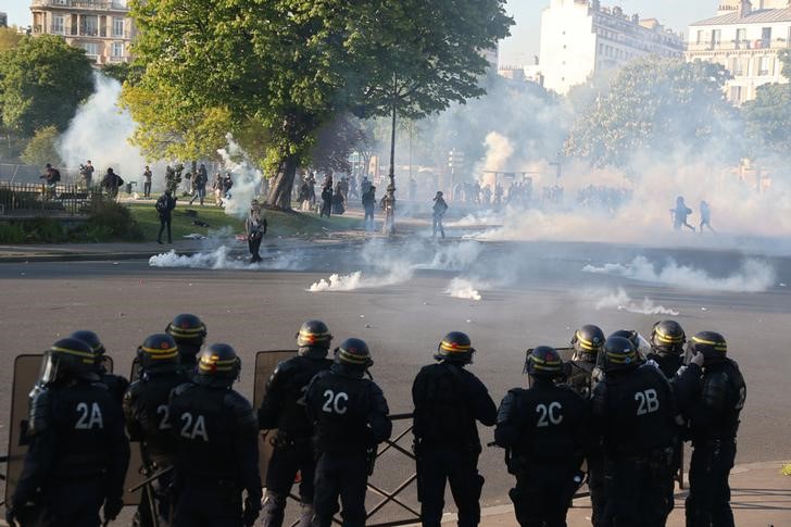 © Reuters. MANIFESTATIONS DU 1ER-MAI SOUS TENSION 