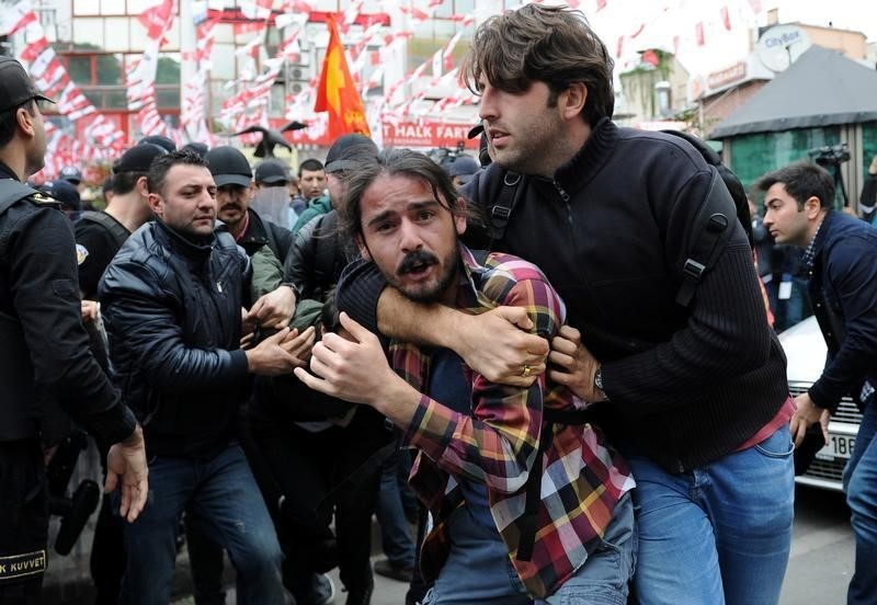 © Reuters. La policía turca detiene a 200 manifestantes en la marcha del Día del Trabajo