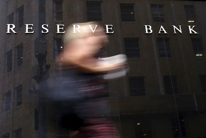 © Reuters. An office worker walks past the Reserve Bank of Australia (RBA) building in central Sydney, Australia