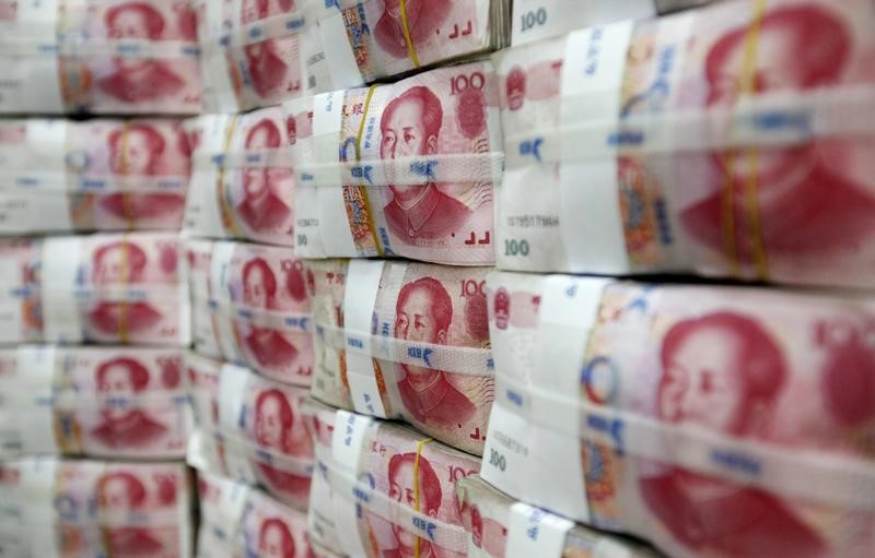 © Reuters. Chinese yuan notes are piled up after counting at a bank during a photo opportunity in Seoul