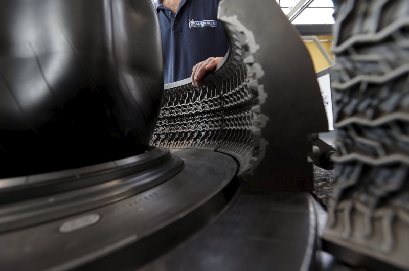 © Reuters. File photo of an employee working on a car tyre at the Michelin tyre company's factory in Clermont-Ferrand, central France