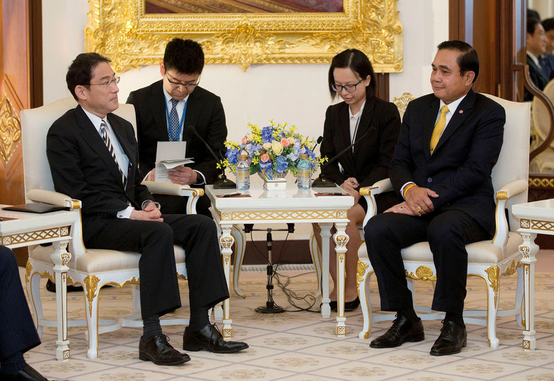 © Reuters. Thailand's Prime Minister Prayuth Chan-ocha meets with Japan's Minister of Foreign Affairs Fumio Kishida at the Government House in Bangkok