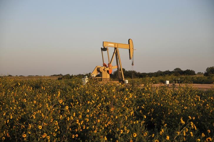 © Reuters. A pump jack operates at a well site leased by Devon Energy Production Company near Guthrie, Oklahoma