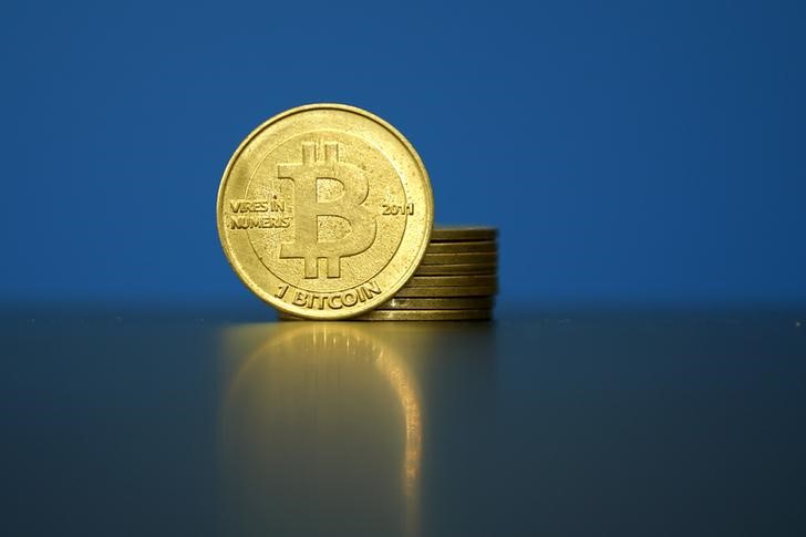 © Reuters. An illustration photo of Bitcoin (virtual currency) coins are seen at La Maison du Bitcoin in Paris