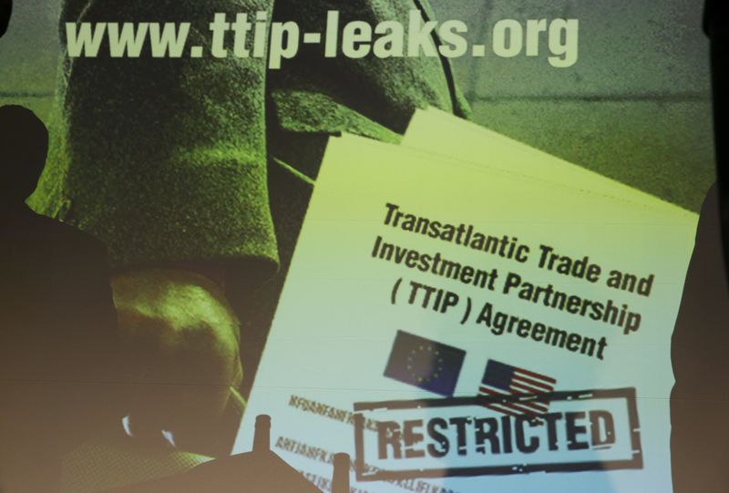 © Reuters. A copy of the leaked TTIP negotiations is projected to a screen during a news conference of Greenpeace in Berlin