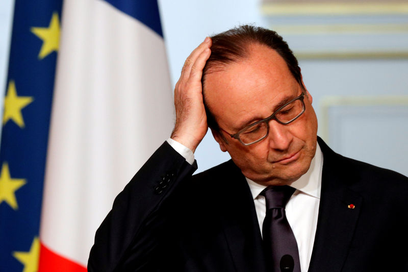 © Reuters. French President Francois Hollande attends a joint declaration with Benin's President Patrice Talon at the Elysee Palace in Paris