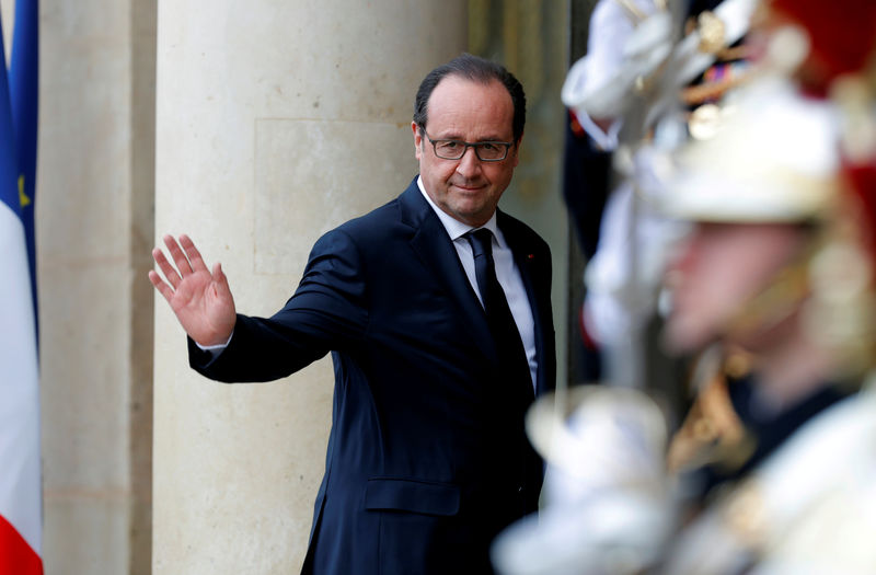 © Reuters. French President Francois Hollande waves as a guest leaves the Elysee Palace in Paris