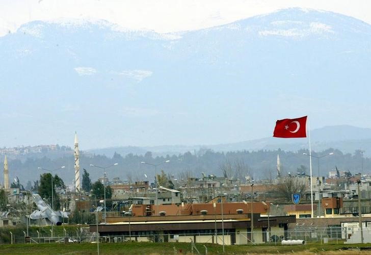 © Reuters. Bandeira nacional turca vista na base aérea de Incirlik, no sul da Turquia