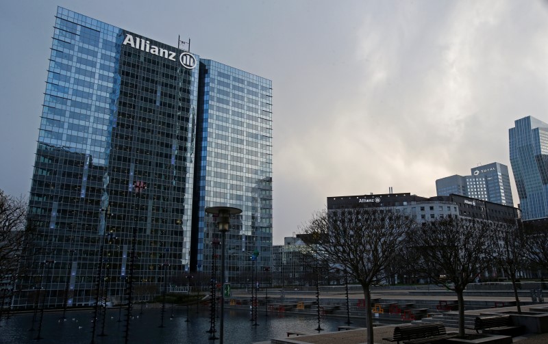 © Reuters. View of the Europe's biggest insurer Allianz SE company tower at La Defense business and financial district in Courbevoie