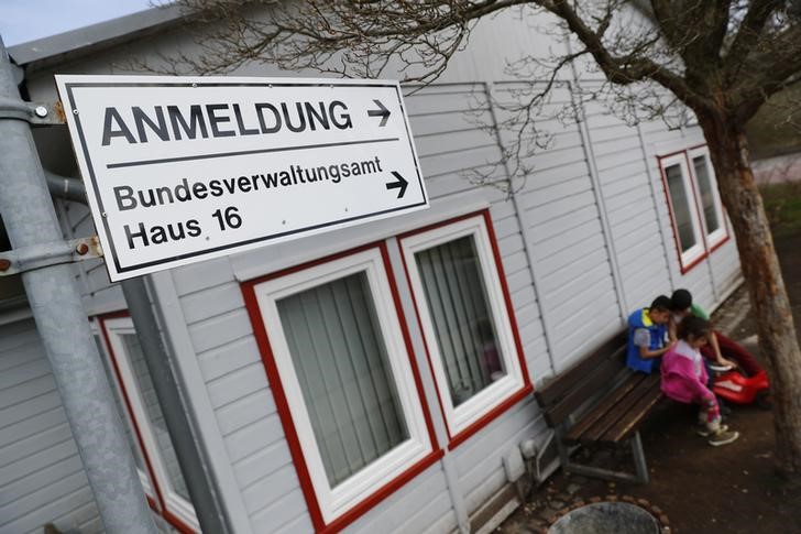 © Reuters. Children play outside a barracks at the camp for migrants and refugees in Friedland