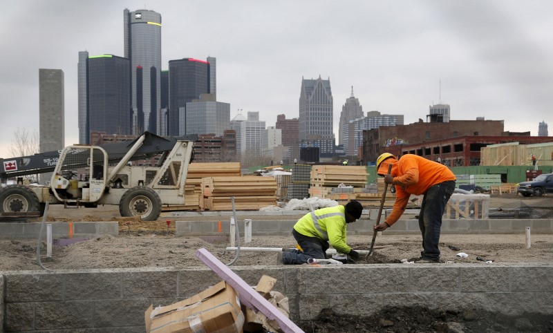 © Reuters. Construction is seen on a new housing development along the riverfront in Detroit