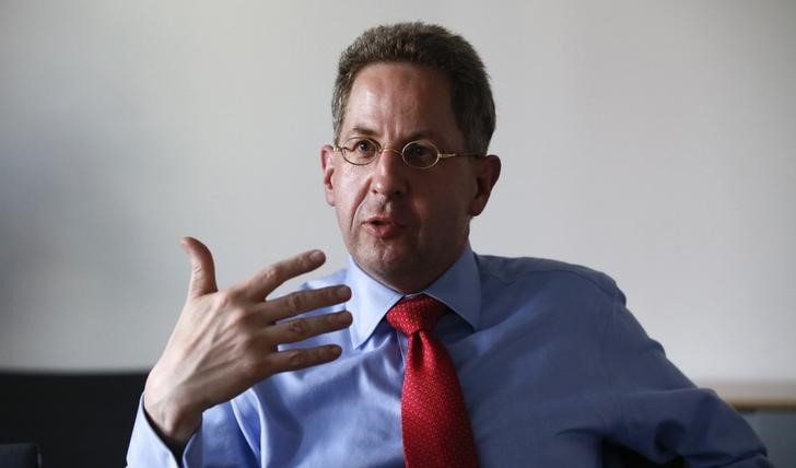 © Reuters. Maassen from the Federal Office for the Protection of the Constitution gestures during an interview in Berlin