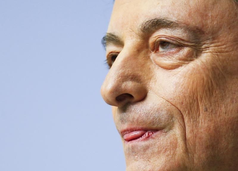 © Reuters. No hay alternativa a los tipos bajos de momento, dice Draghi