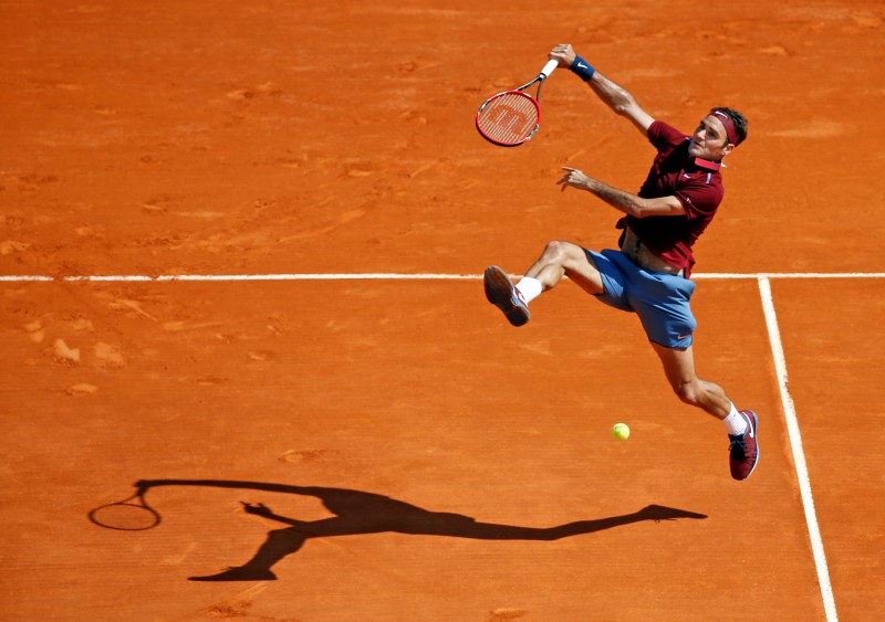 © Reuters. Federer se retira del Abierto de Madrid por lesión en la espalda