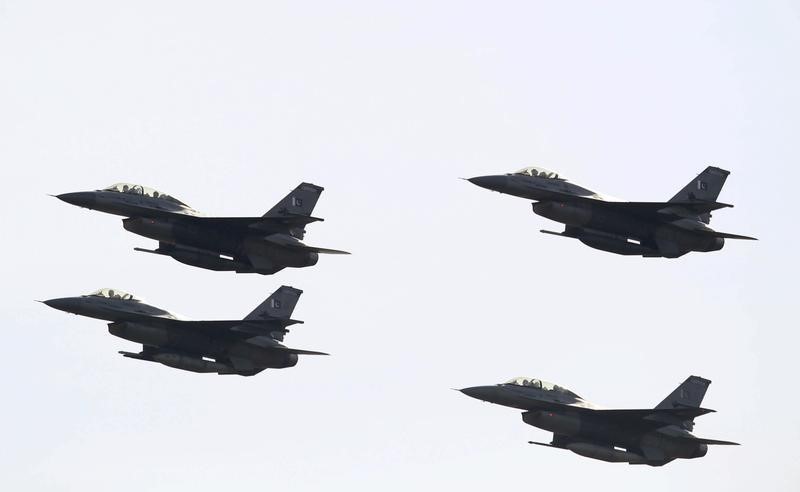 © Reuters. أمريكا تقول لباكستان إن عليها تمويل شراء مقاتلات بنفسها