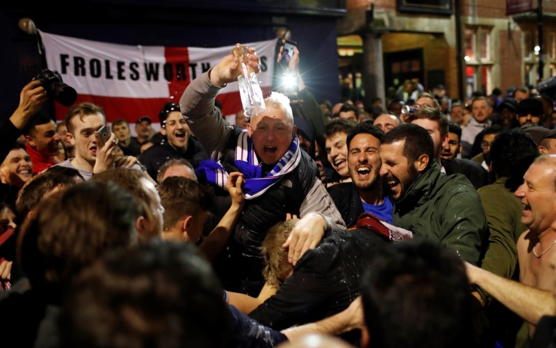 © Reuters. Britain Football Soccer - Leicester City fans watch the Chelsea v Tottenham Hotspur game in pub in Leicester - 2/5/16