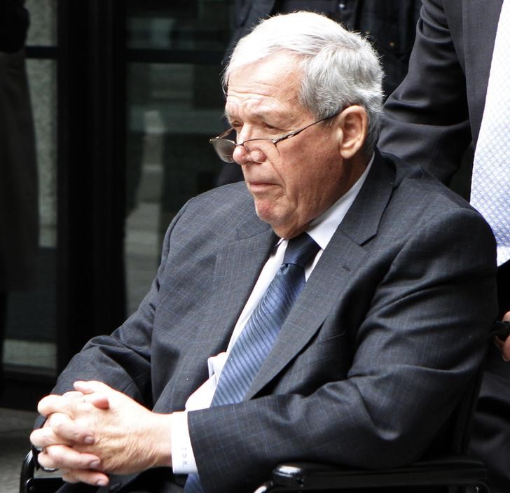© Reuters. Former U.S. Speaker of the House Dennis Hastert leaves the Dirksen Federal courthouse after his sentencing hearing in Chicago, Illinois