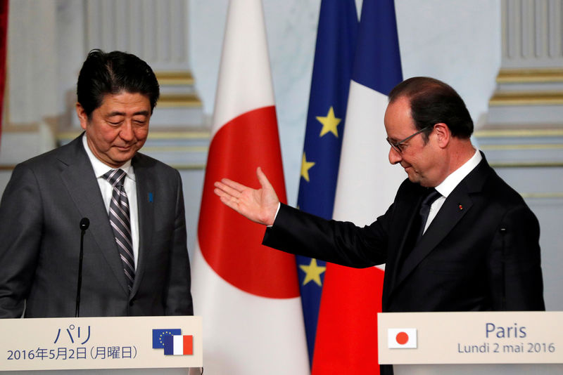 © Reuters. France's President Francois Hollande and Japan's Prime Minister Shinzo Abe leave a joint declaration following a meeting at the Elysee Palace in Paris, France