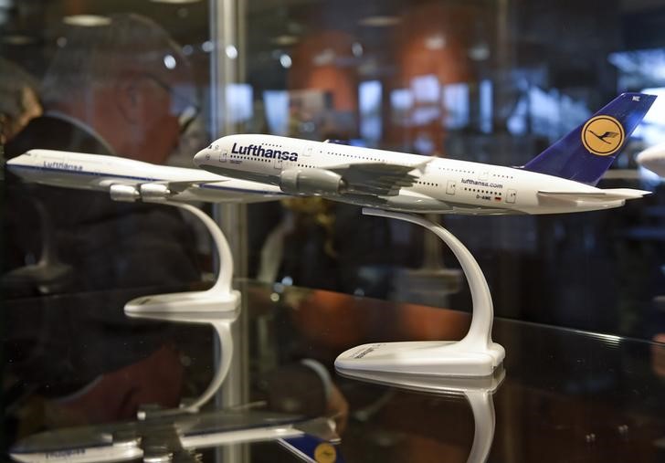 © Reuters. Shareholders of Lufthansa stand behind models of air planes before the start of the annual shareholders meeting in Hamburg