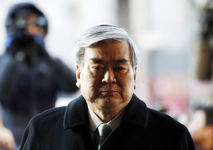 © Reuters. Korean Air Lines Chairman Cho Yang-ho arrives to testify at the second court hearing of his daughter Cho Hyun-ah, also known as Heather Cho, at the Seoul Western District court in Seoul