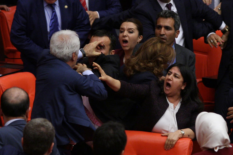 © Reuters. Ruling AK Party and pro-Kurdish Peoples' Democratic Party (HDP) lawmakers scuffle during a debate at the Parliament in Ankara