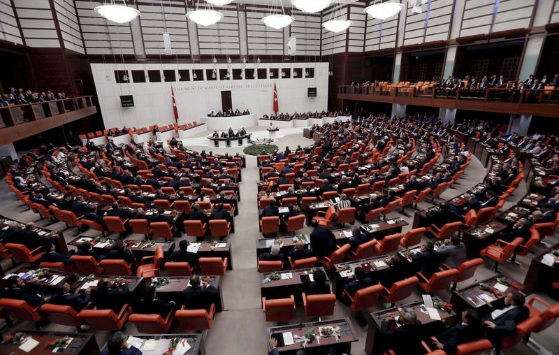 © Reuters. بعد مشاجرة وعراك.. لجنة برلمانية تركية تصوت لصالح رفع الحصانة عن نواب