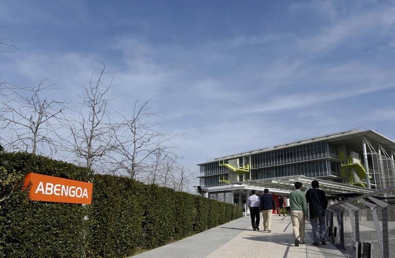 © Reuters. Abengoa anuncia recorte de empleo de hasta 500 personas en España 