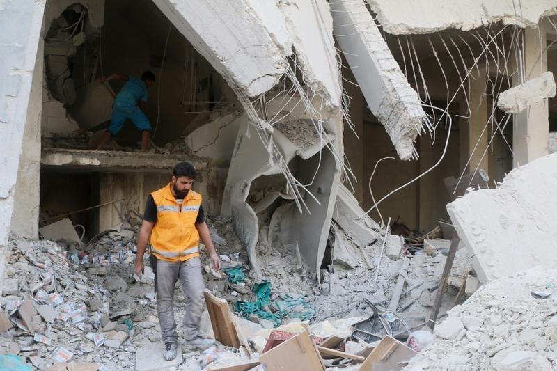 © Reuters. اشتباكات قرب دمشق رغم التهدئة وخمسة قتلى في حلب
