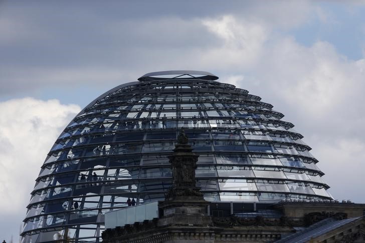 © Reuters. Visitors walk inside the glass dome of the Reichstag building, the seat of the German lower house of parliament Bundestag in Berlin