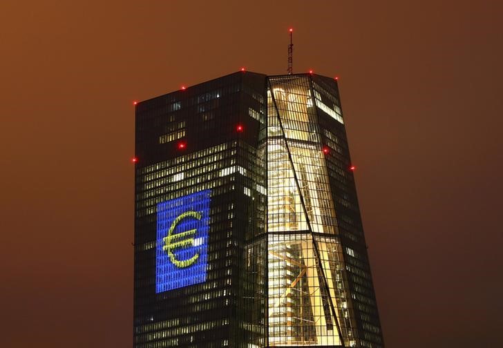 © Reuters. File photo of the headquarters of the European Central Bank (ECB) seen illuminated with a giant euro sign at the start of the "Luminale, light and building" event in Frankfurt