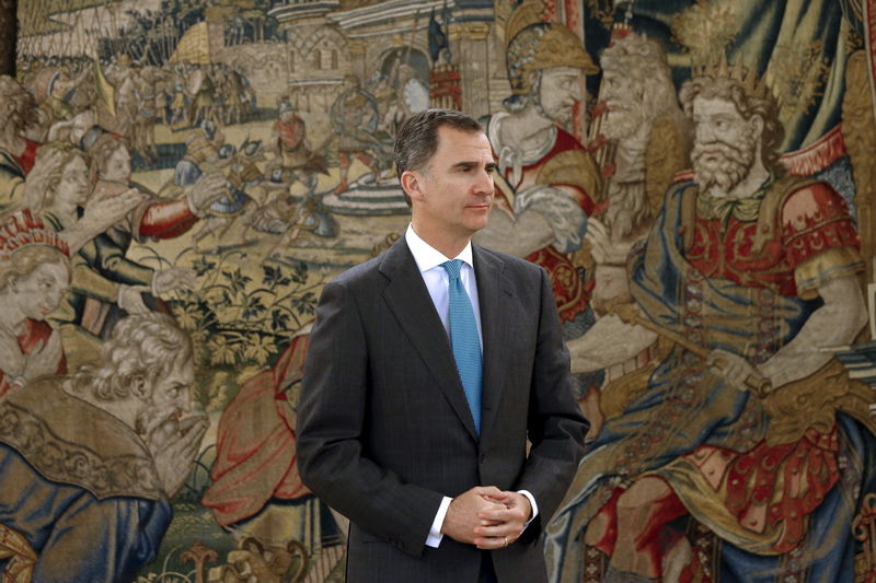 © Reuters. Spain's King Felipe waits for the arrival of Basque Nationalist Party (PNV) deputy Esteban during the third round of talks with political parties at Zarzuela Palace in Madrid