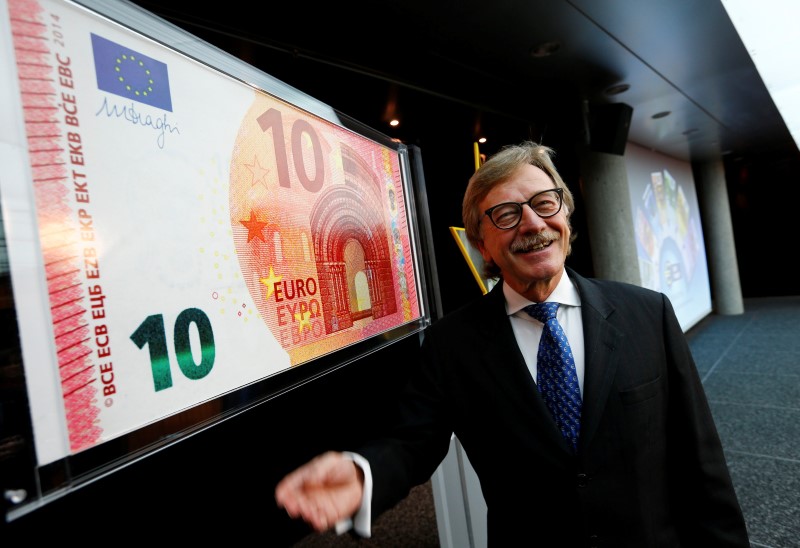 © Reuters. Mersch, Member of the Executive Board of the European Central Bank presents an oversized newly unveiled 10 euro note at the headquarters of the European Central Bank (ECB) in Frankfurt