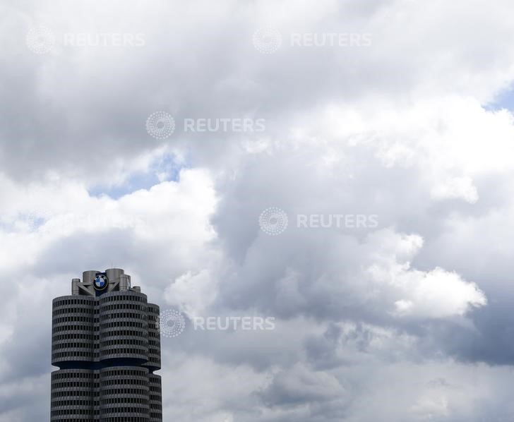© Reuters. Clouds are seen over headquarters of German luxury carmaker BMW in Munich