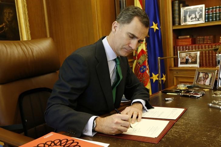 © Reuters. ملك إسبانيا يحل البرلمان ويدعو لانتخابات في 26 يونيو
