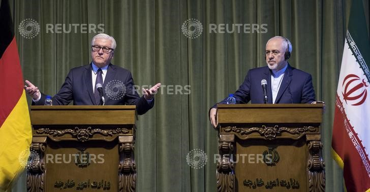 © Reuters. Zarif attends a joint news conference with Steinmeier in Tehran